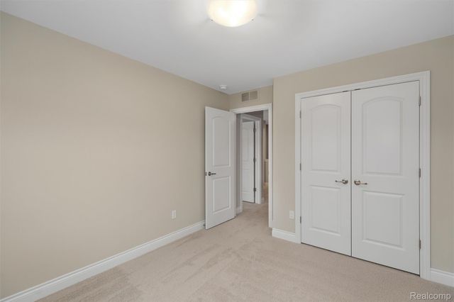 807 Balmoral Ln, Troy, MI 48085