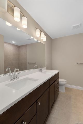 807 Balmoral Ln, Troy, MI 48085