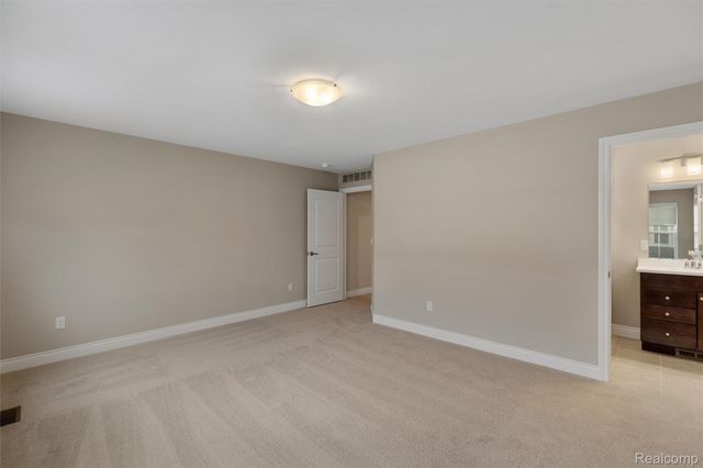 807 Balmoral Ln, Troy, MI 48085