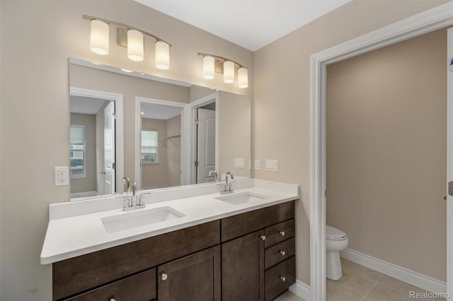 807 Balmoral Ln, Troy, MI 48085