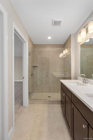 807 Balmoral Ln, Troy, MI 48085