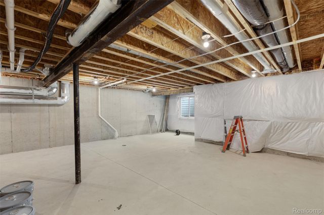 807 Balmoral Ln, Troy, MI 48085