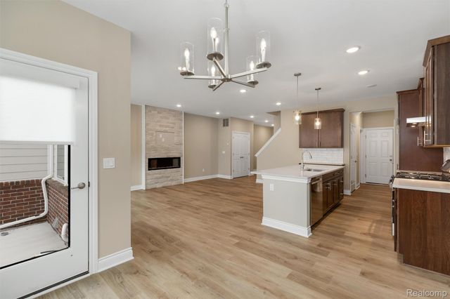 807 Balmoral Ln, Troy, MI 48085