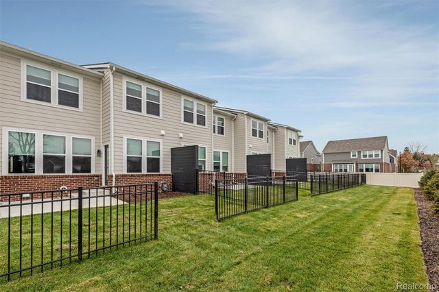 807 Balmoral Ln, Troy, MI 48085