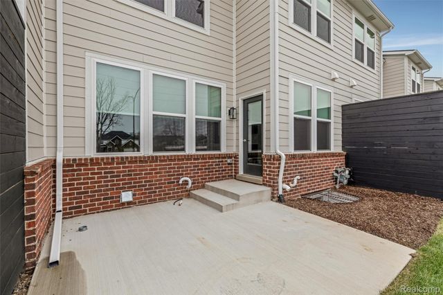 807 Balmoral Ln, Troy, MI 48085