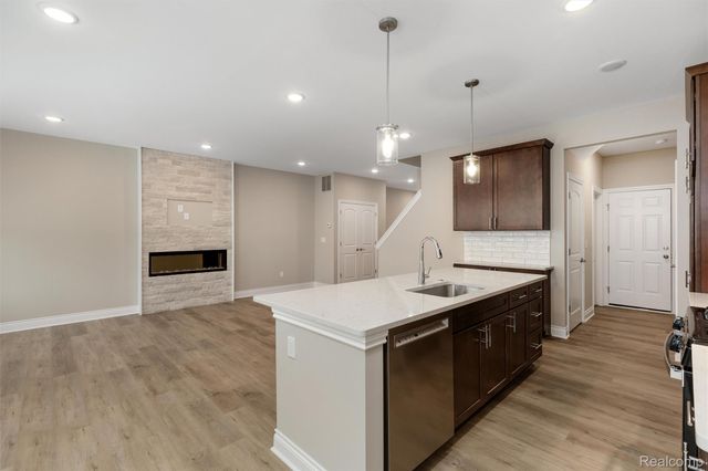807 Balmoral Ln, Troy, MI 48085
