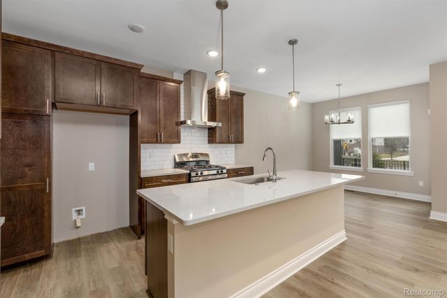 807 Balmoral Ln, Troy, MI 48085