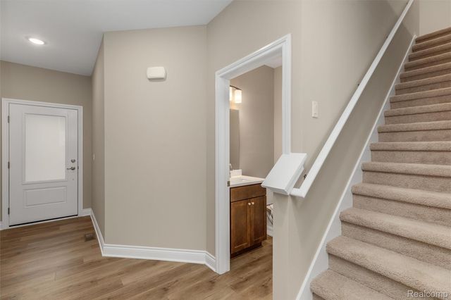 807 Balmoral Ln, Troy, MI 48085