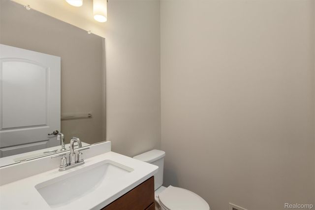 807 Balmoral Ln, Troy, MI 48085