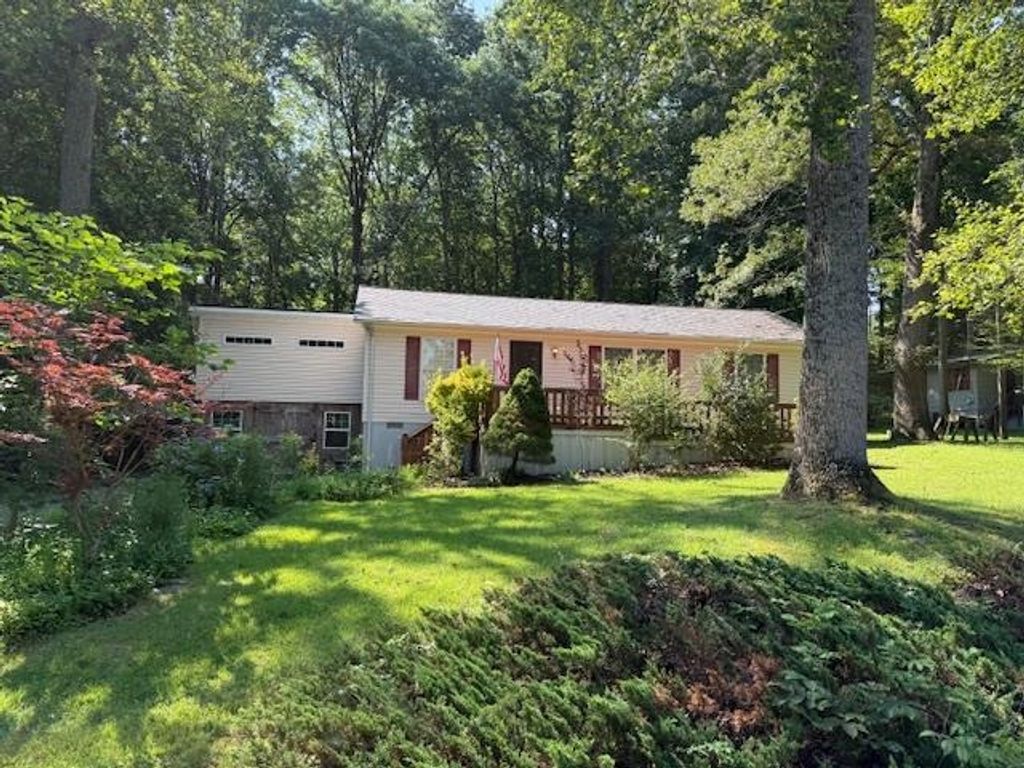 1909 S LAKESHORE DR, Louisa, VA 23093