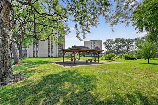 9720 S Pulaski Road 602, Oak Lawn, IL 60453