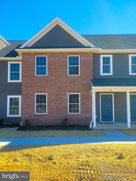 10 SKIP LN, Carlisle, PA 17013