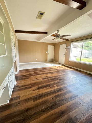 3800 Kingsway Drive, Baytown, TX 77521