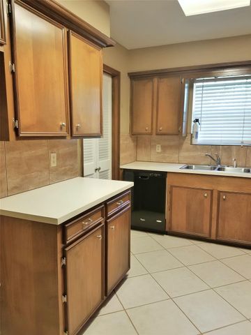 3800 Kingsway Drive, Baytown, TX 77521