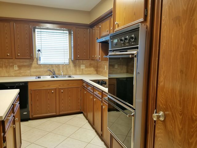 3800 Kingsway Drive, Baytown, TX 77521
