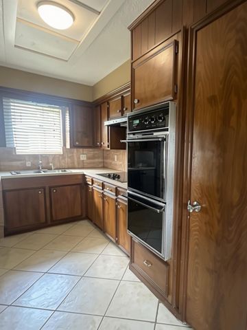 3800 Kingsway Drive, Baytown, TX 77521