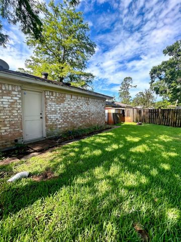 3800 Kingsway Drive, Baytown, TX 77521