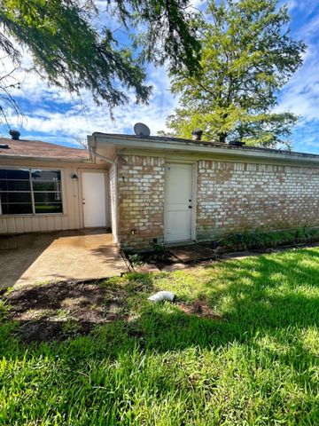 3800 Kingsway Drive, Baytown, TX 77521