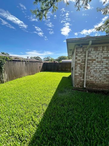 3800 Kingsway Drive, Baytown, TX 77521