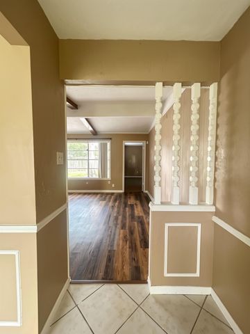 3800 Kingsway Drive, Baytown, TX 77521