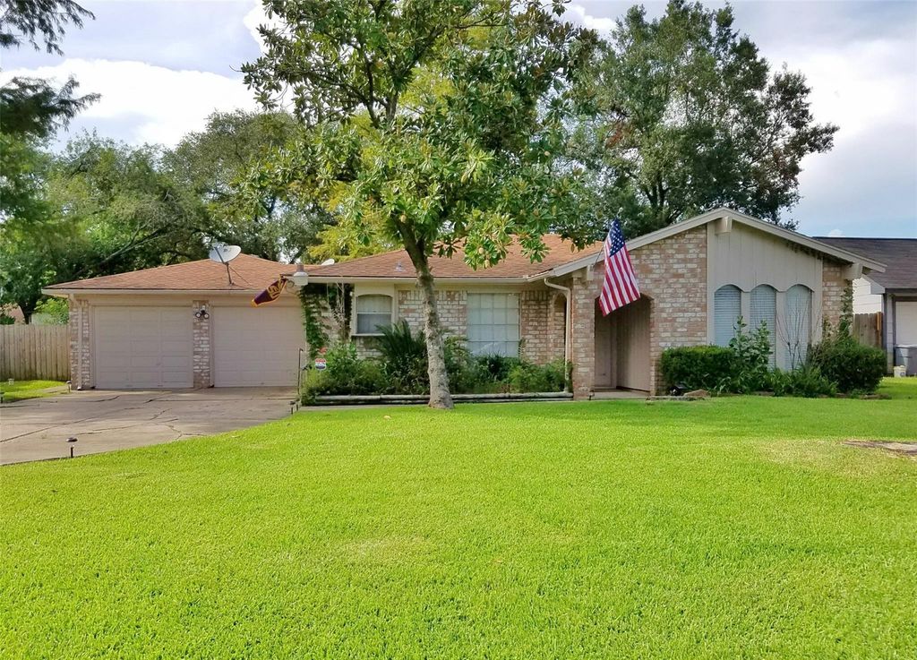 3800 Kingsway Drive, Baytown, TX 77521