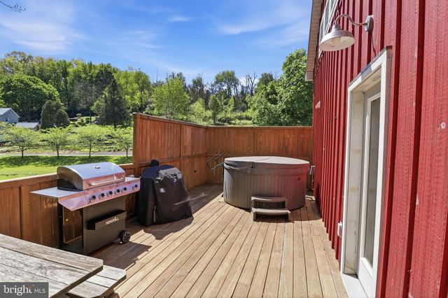 1689 TOLNA JUNCTION LN, New Freedom, PA 17349