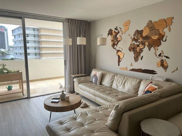 427 GOLDEN ISLES Drive 4I, Hallandale Beach, FL 33009