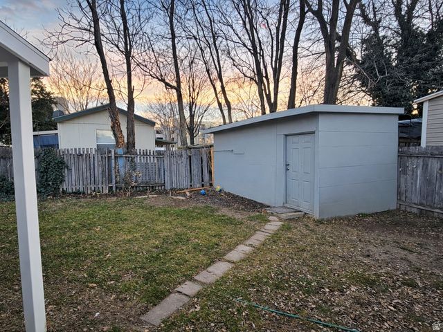 8812 S STRATFORD CIR, Sandy, UT 84070