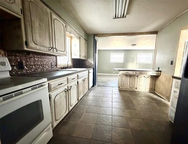 1007 Overland Court, Shawnee, OK 74801