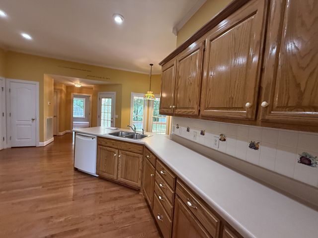 647 Golf Shores Dr, Winchester, TN 37398
