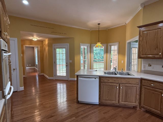 647 Golf Shores Dr, Winchester, TN 37398