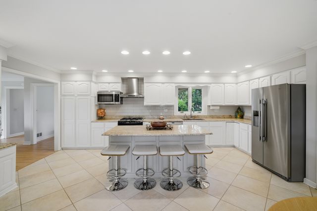 25730 N Eagle Drive, Mundelein, IL 60060