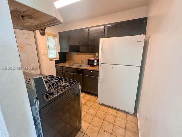 3913 SW 28th St, West Park, FL 33023