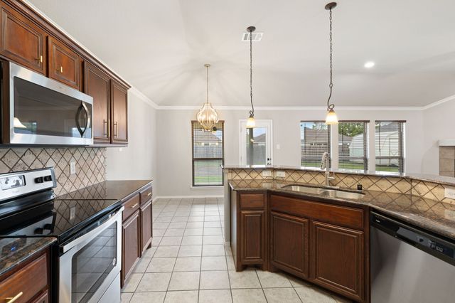 106 Poinsetta Drive, Palmer, TX 75152