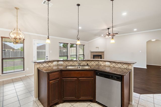 106 Poinsetta Drive, Palmer, TX 75152