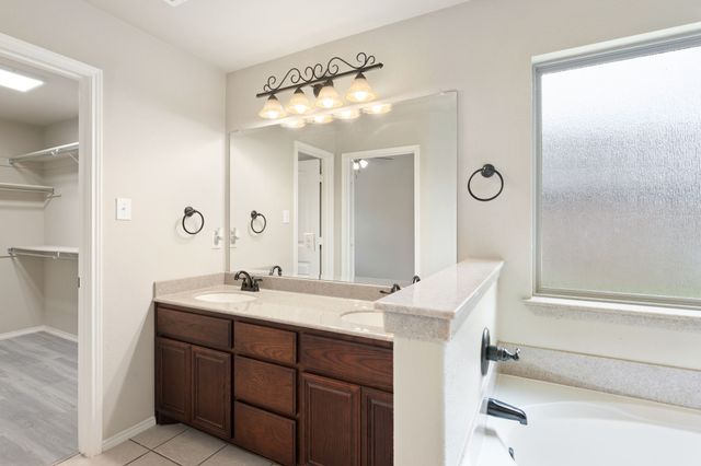 106 Poinsetta Drive, Palmer, TX 75152