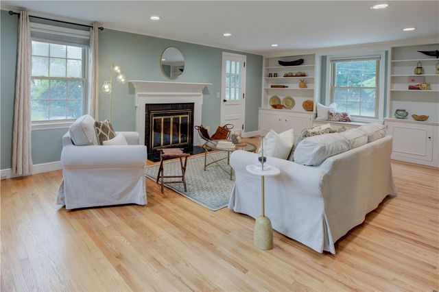 8 Lee Road, Barrington, RI 02806