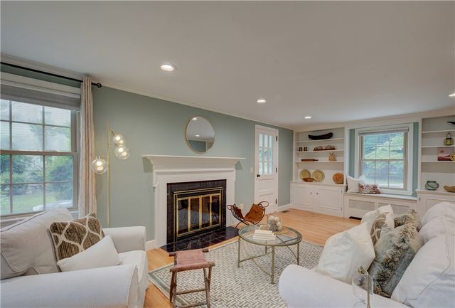 8 Lee Road, Barrington, RI 02806