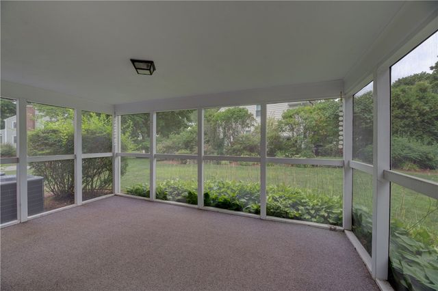 8 Lee Road, Barrington, RI 02806