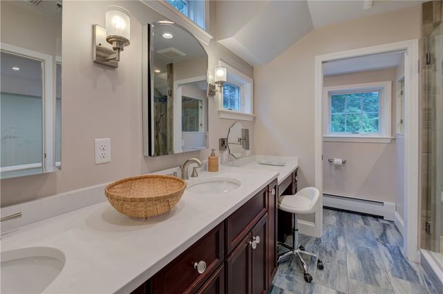 8 Lee Road, Barrington, RI 02806