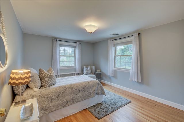 8 Lee Road, Barrington, RI 02806