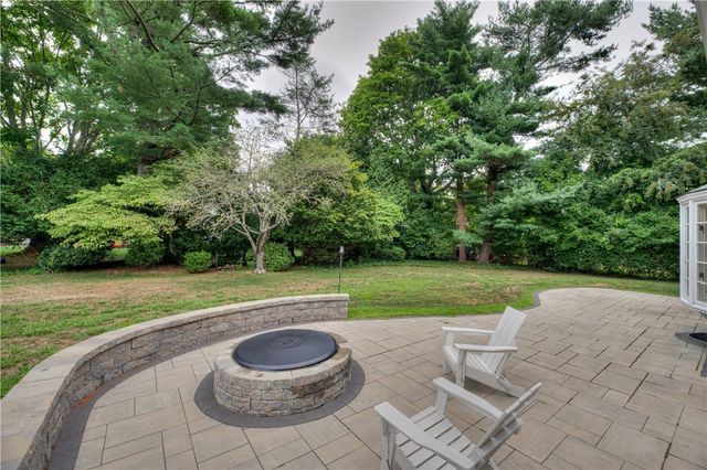 8 Lee Road, Barrington, RI 02806