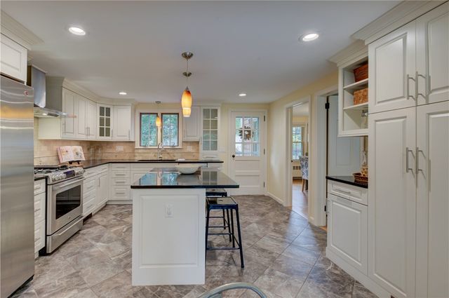 8 Lee Road, Barrington, RI 02806
