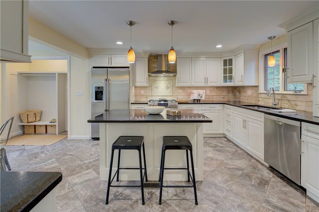 8 Lee Road, Barrington, RI 02806