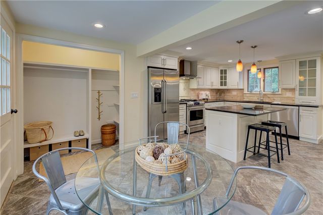 8 Lee Road, Barrington, RI 02806