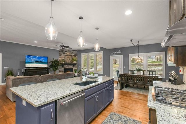 1205 SE Woodbine Drive, Blue Springs, MO 64014