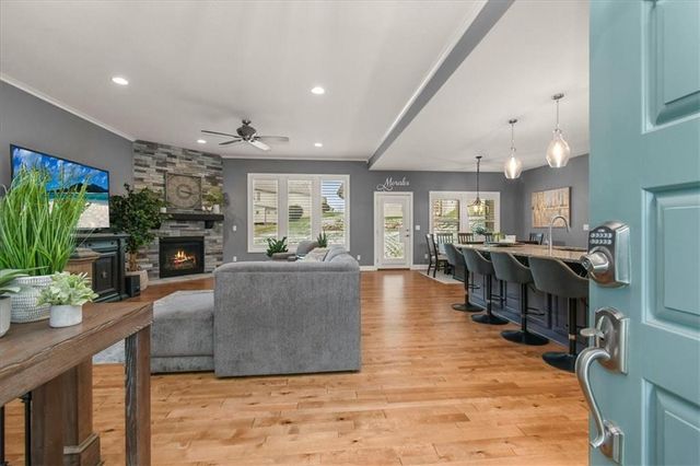 1205 SE Woodbine Drive, Blue Springs, MO 64014