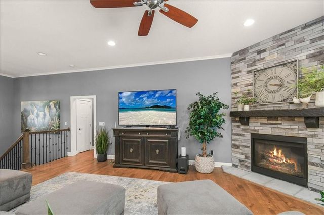 1205 SE Woodbine Drive, Blue Springs, MO 64014