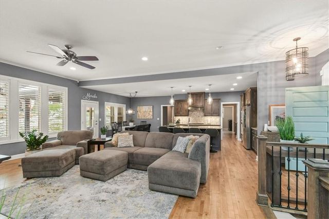 1205 SE Woodbine Drive, Blue Springs, MO 64014