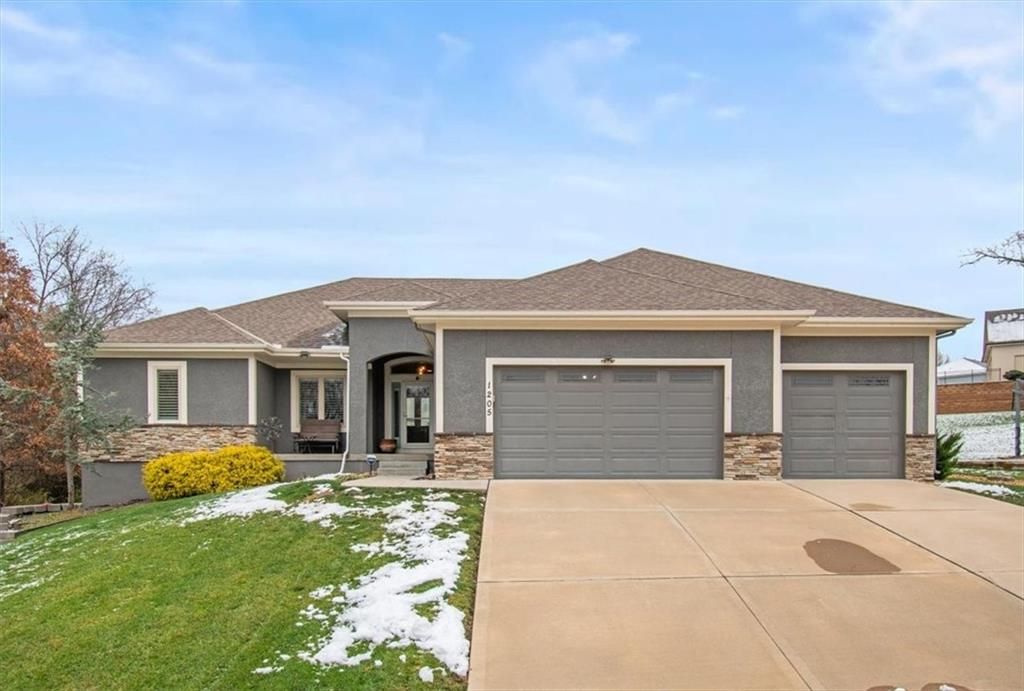 1205 SE Woodbine Drive, Blue Springs, MO 64014